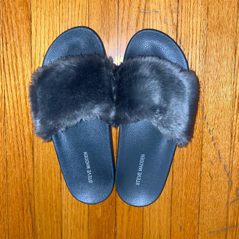 Steve Madden grey furry slides